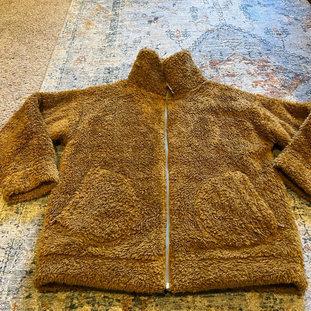 EUC Lululemon Fuzzy Jacket 8